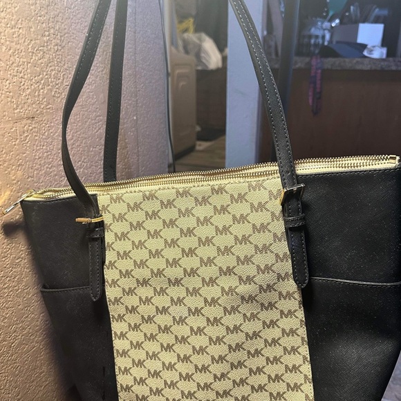 Large Michael Kors Monogram Shoulder Bag. Never used. 15 in x 13 in - Picture 4 of 6